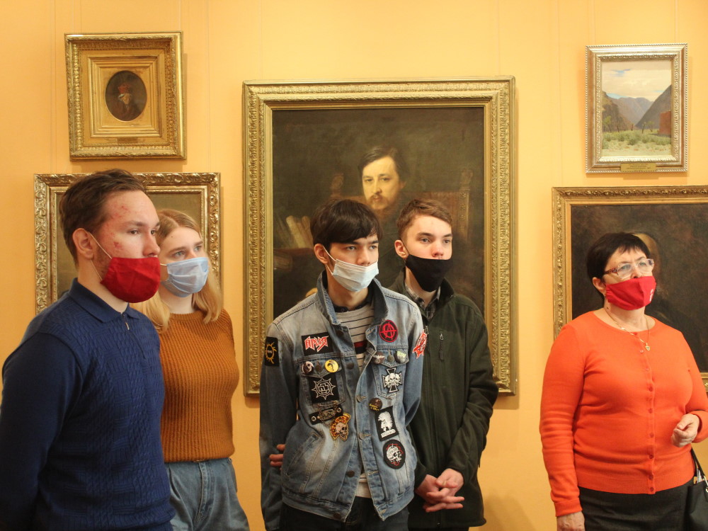Студенты Астраханского госуниверситета ознакомились с экспозицией зала русского искусства