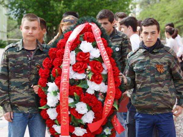 Студенты Астраханского госуниверситета возложили венки и цветы к обелиску Победы
