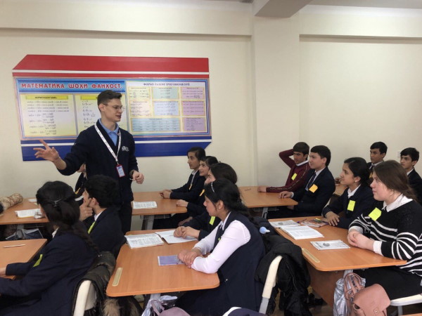 Студент АГУ учил школьников в Душанбе читать стихи и исполнять песни на русском