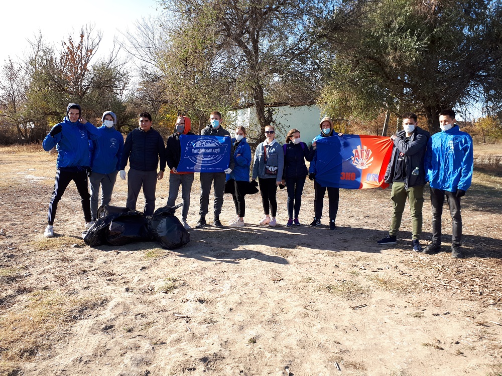 Студенты Астраханского госуниверситета очистили пляж в посёлке Начало