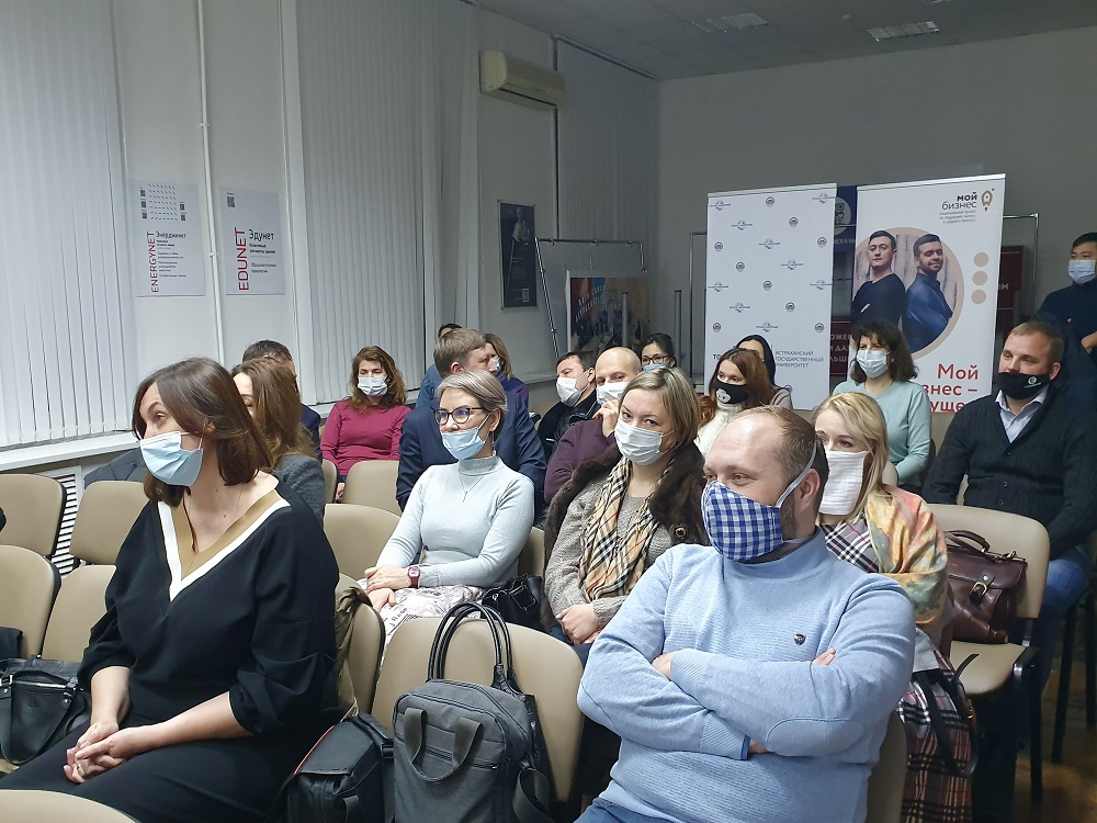 Астраханским управленцам в АГУ рассказали об особенностях делового этикета
