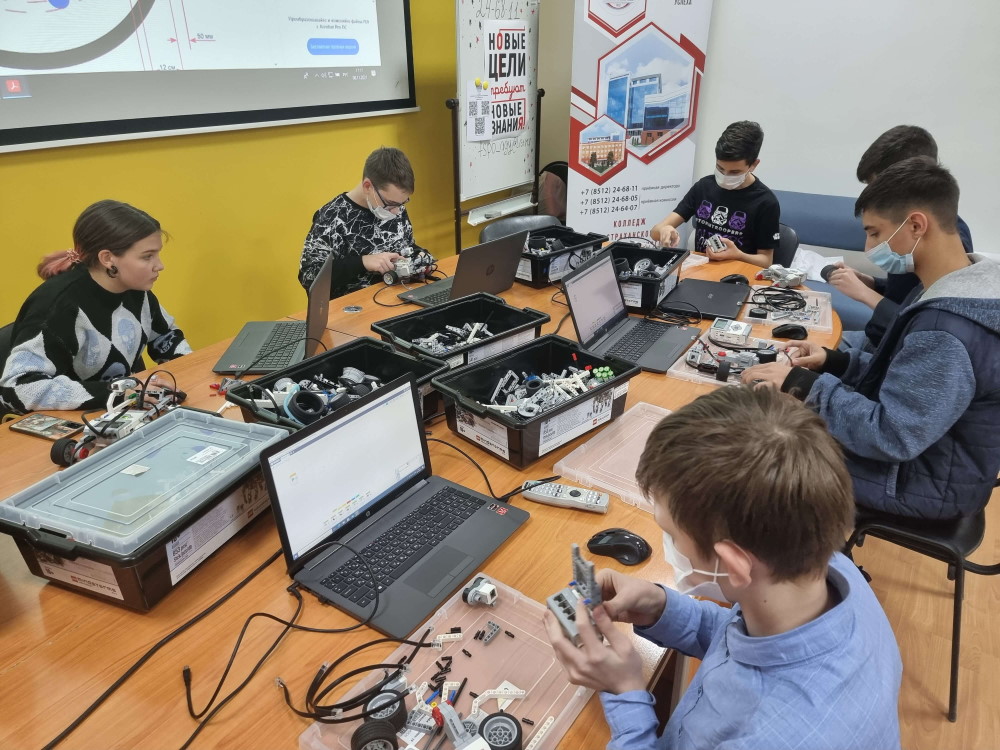Астраханские школьники в АГУ соревнуются в робототехнике