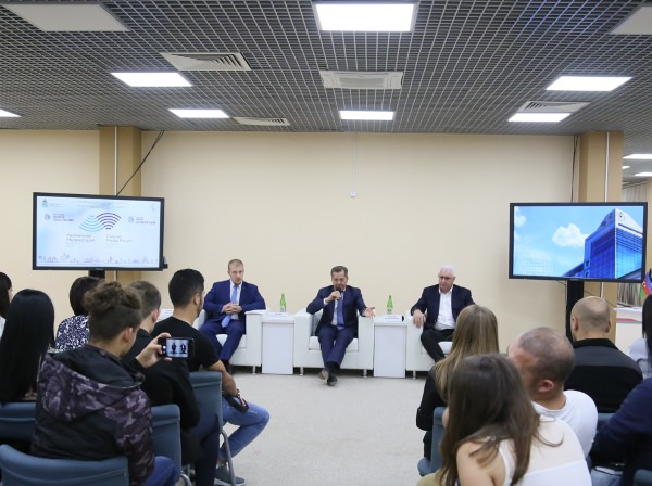 Губернатор Александр Жилкин встретился в АГУ с новым поколением журналистов