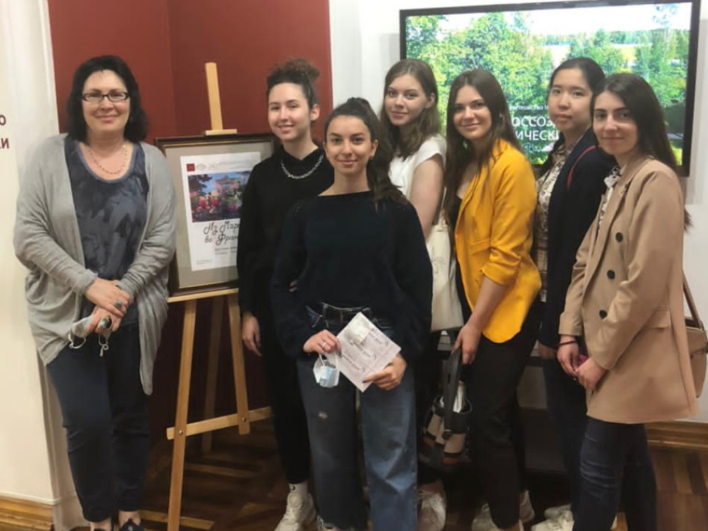 Студенты АГУ посетили выставку «Из Марьино во Францию»