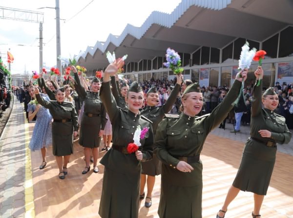 Студенты колледжа АГУ встречали ретропоезд «Воинский эшелон»