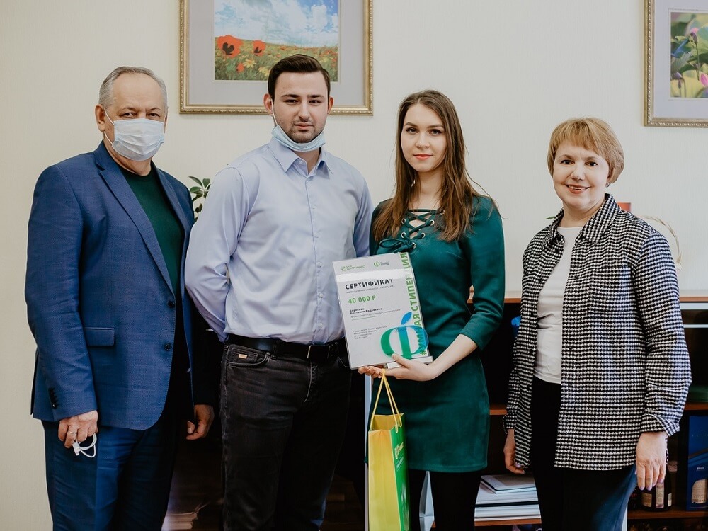 Студентка АГУ получила именной сертификат от банка «Центр-инвест»