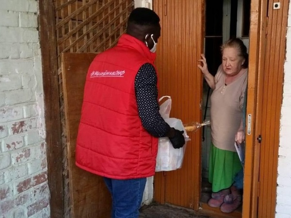 Студент АГУ из Гвинеи-Бисау помогает пожилым астраханцам