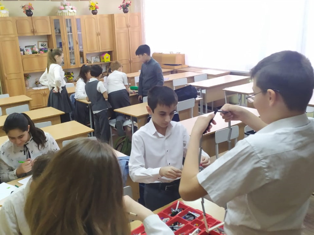 Астраханский госуниверситет помогает школьникам освоить азы робототехники