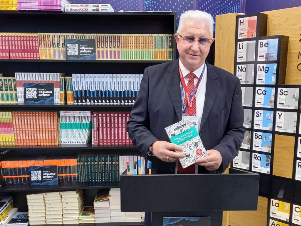 Ректор АГУ принял участие в благотворительной акции «Подари книгу добра»