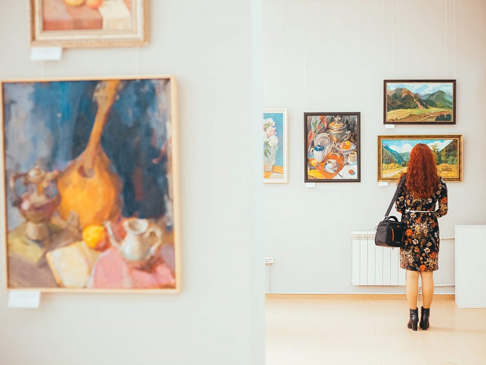 В арт-салоне Астраханского госуниверситета настало «Время пробуждения»