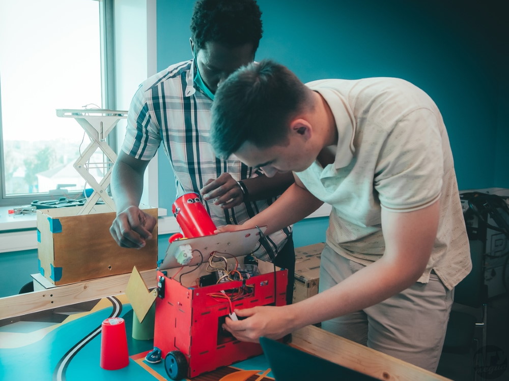Студенты АГУ могут отправиться на зимнюю школу робототехники в Сочи