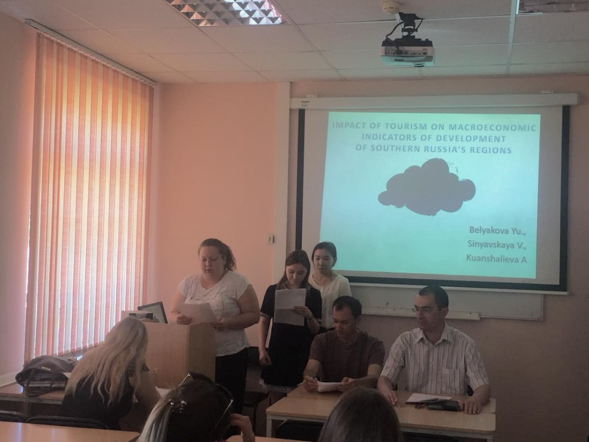 В Астраханском госуниверситете о научных вопросах экономики говорили по-английски