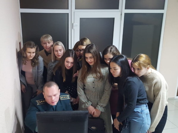 Астраханские таможенники ознакомили студентов-журналистов АГУ со своей профессией