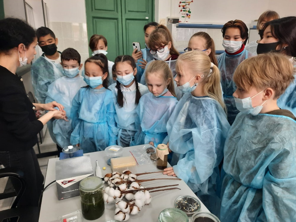 Школьники побывали в АГУ на мастер-классе «Микроскопия и биотестирование»