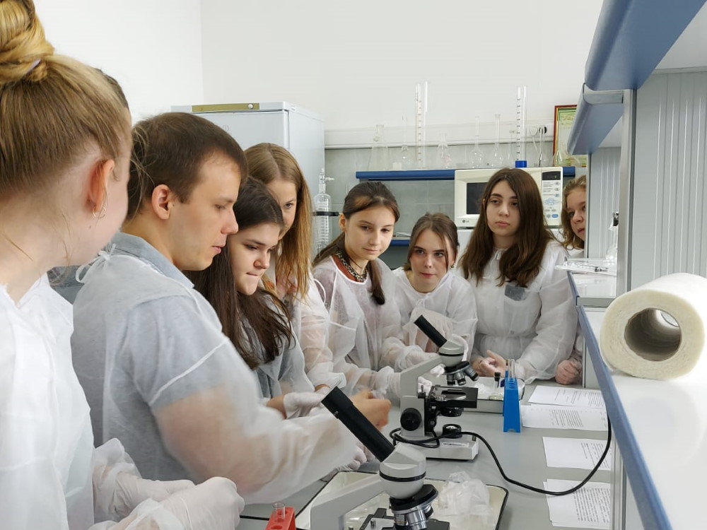 На биологическом факультете АГУ школьников научили определять группы крови