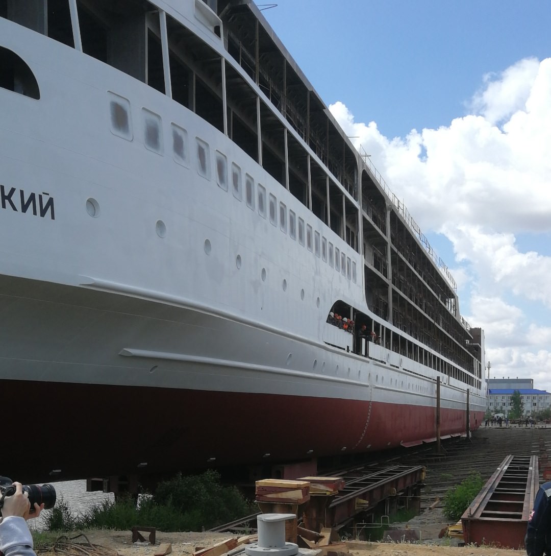 Представители Астраханского госуниверситета увидели церемонию спуска на воду элитного корабля