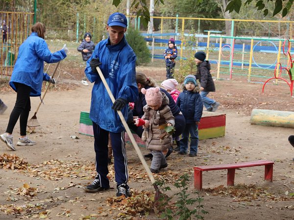 Студенты Астраханского госуниверситета провели экоакцию «Осенний листопад»