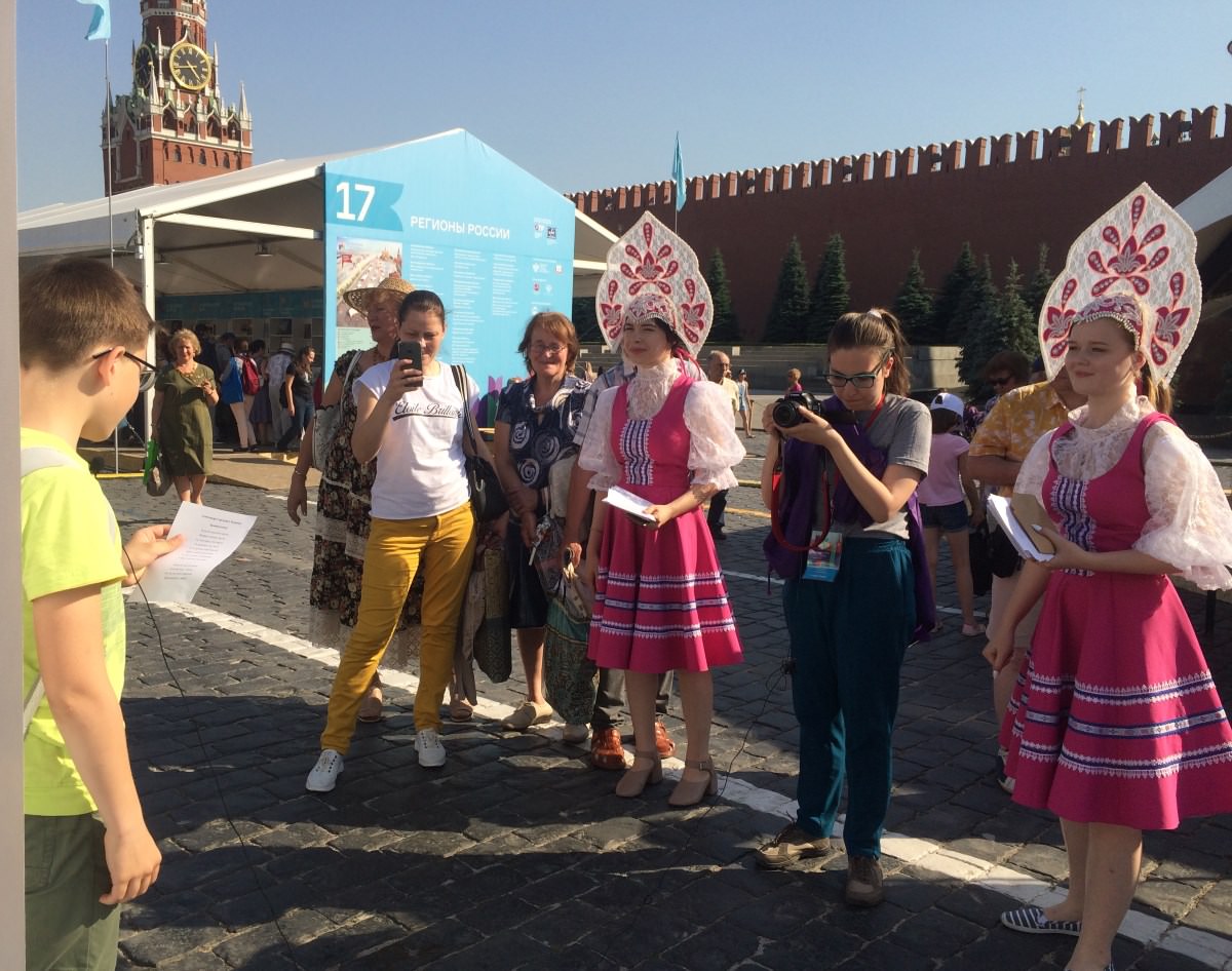 Филологи АГУ в День русского языка организовали поэтический флешмоб на Красной площади