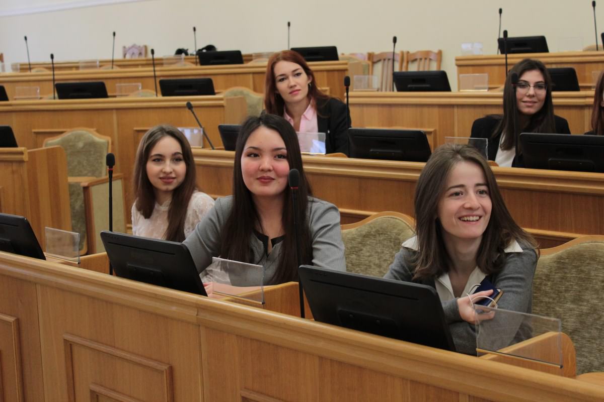 Студенты-журналисты АГУ учатся работать с парламентариями