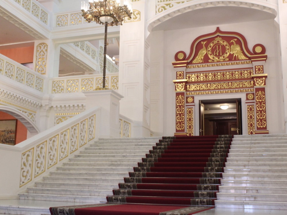 Первокурсники АГУ побывали на экскурсии в Астраханском театре оперы и балета