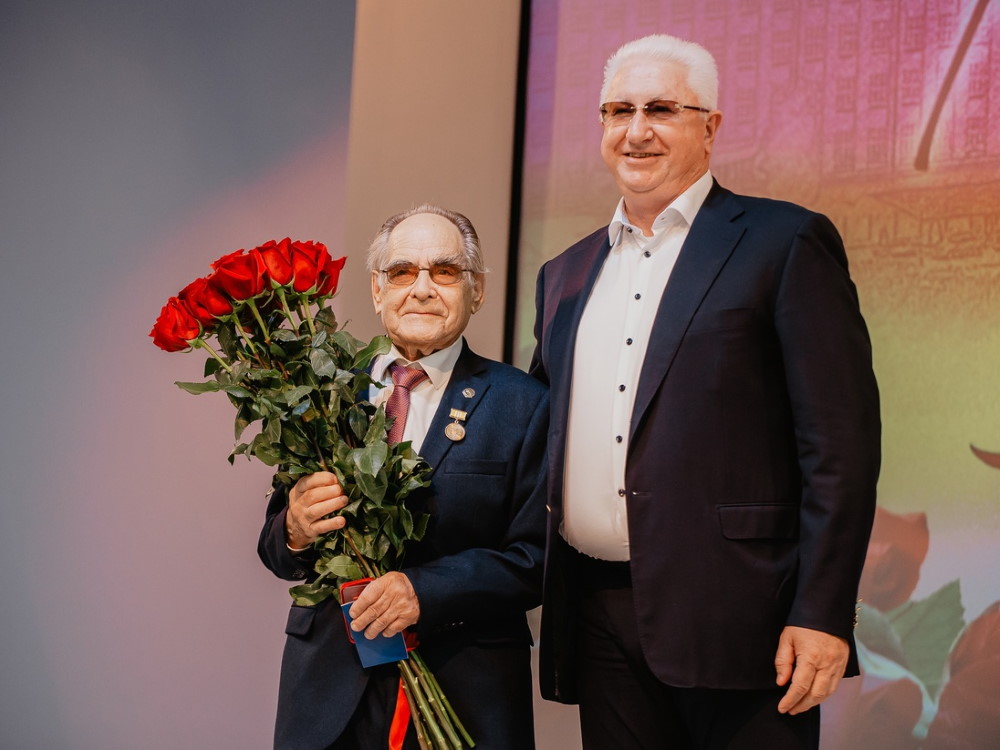 90-летний юбилей Давида Львовича Тёплого отпраздновали в АГУ