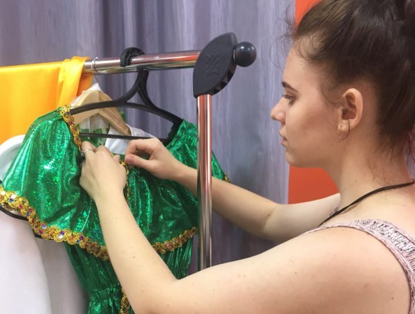 Будущие модельеры АГУ практикуются в создании театральных костюмов