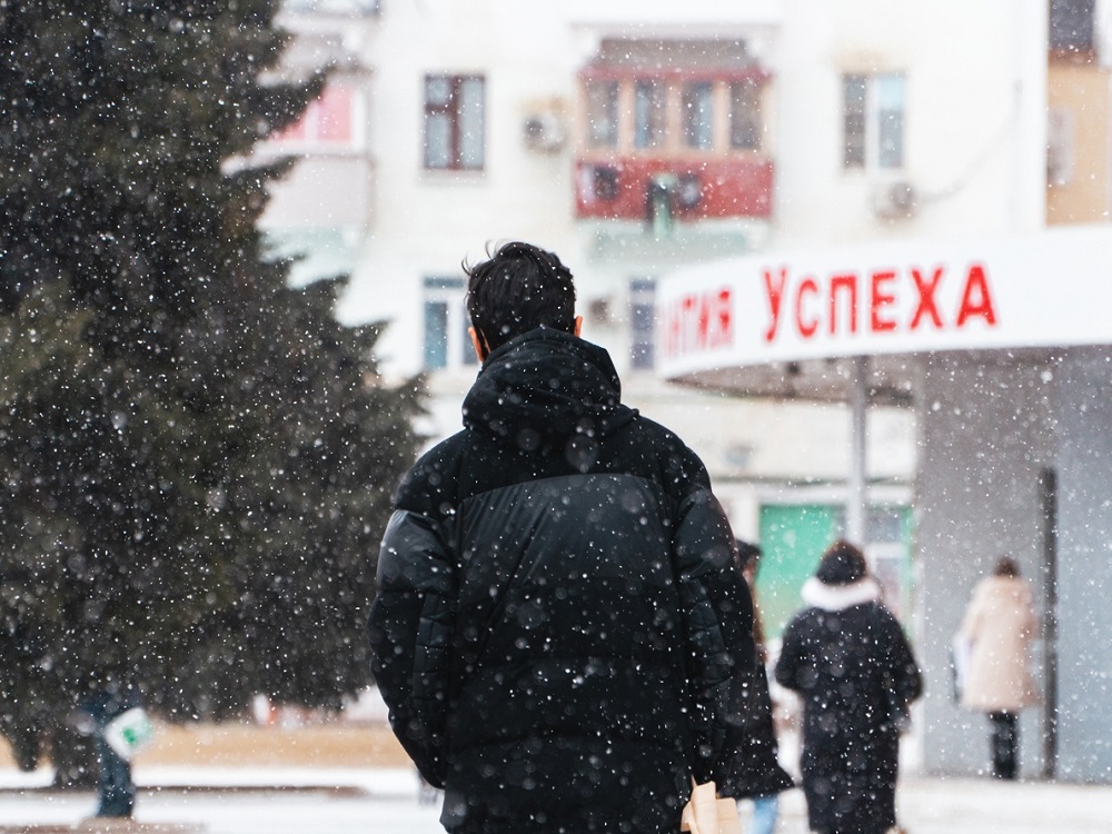 Студенты Астраханского госуниверситета освобождают город из снежного плена