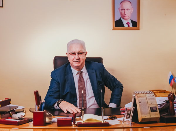 Ректор Константин Маркелов поздравляет АГУ с 9 Мая