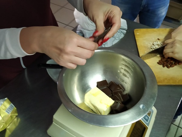В Астраханском госуниверситете приготовили самый весенний десерт