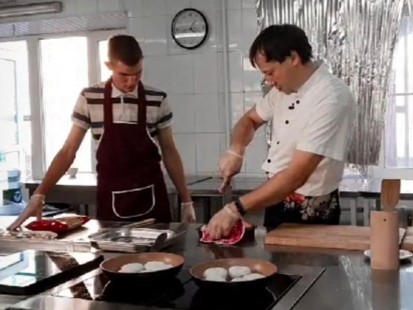 В Астраханском госуниверситете завершила обучение первая группа поваров