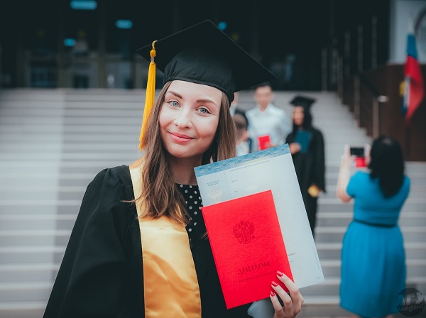 Почти 1 500 выпускников Астраханского госуниверситета получили дипломы