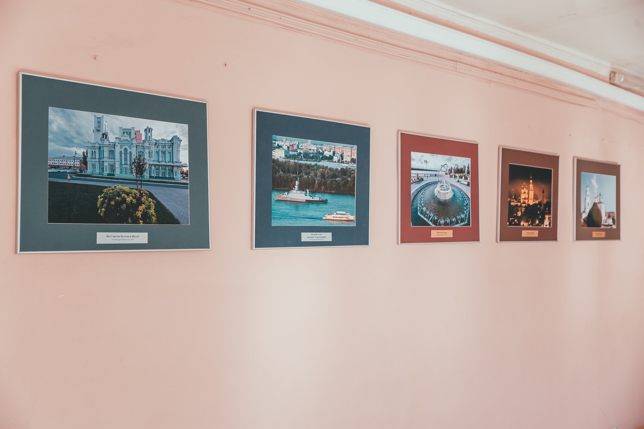 Стены колледжа АГУ украсили профессиональные фотографии родного города