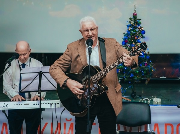 ASU Rector Sings a Song about Fir at Concert “By the New year’s Tree”