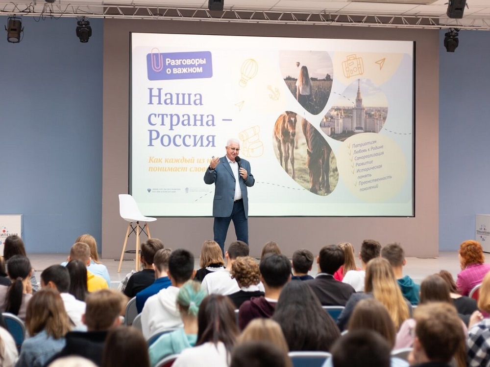 «Разговор о важном»: Константин Маркелов пообщался со студентами колледжа АГУ