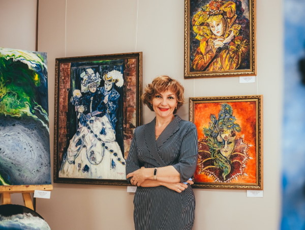 В Астраханском госуниверситете открылась выставка «Женский взгляд на красоту»