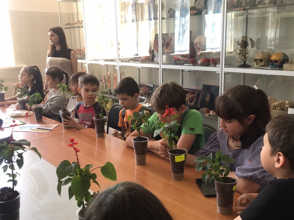 Астраханские школьники проводят лето в «Биопарке АГУ»