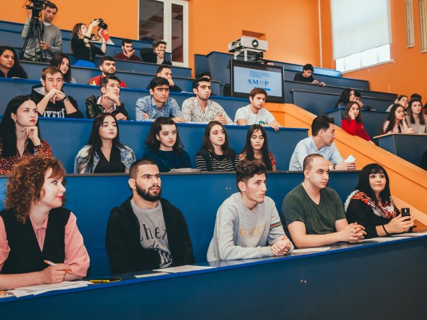 Иностранные студенты АГУ обсудили вопросы пребывания в России