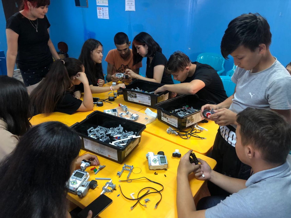 Школьники на каникулах собирали роботов и экспериментировали вместе с преподавателями и студентами АГУ