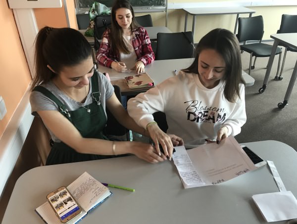 Студентка Астраханского госуниверситета устраивает игры на занятиях