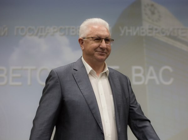Ректор Константин Маркелов поздравляет АГУ с Днём российского студенчества