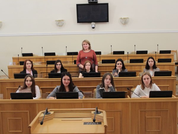 Студенты-журналисты АГУ учатся работать с парламентариями