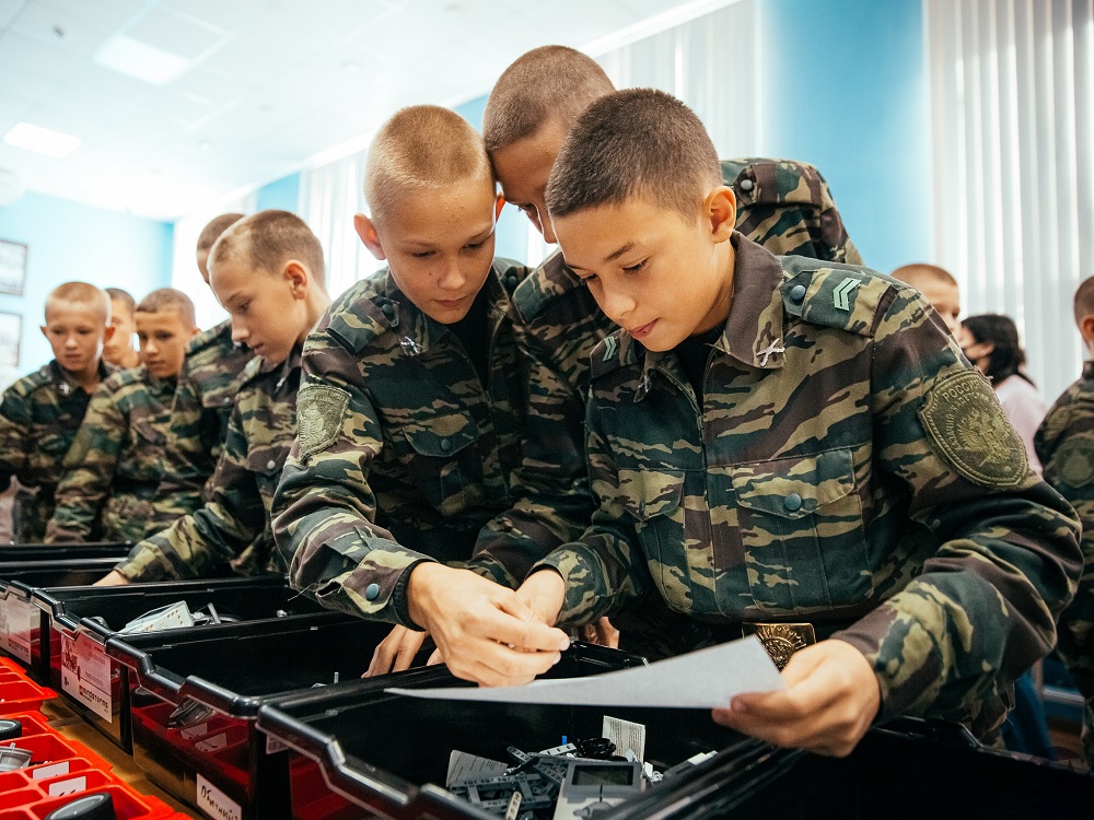 Астраханские кадеты собирали роботов совместно с учёными АГУ