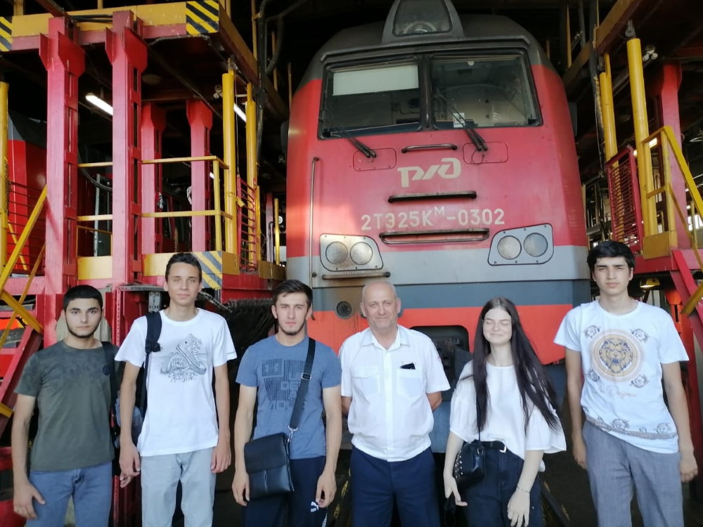 Студенты колледжа АГУ попробовали себя в роли машинистов поезда