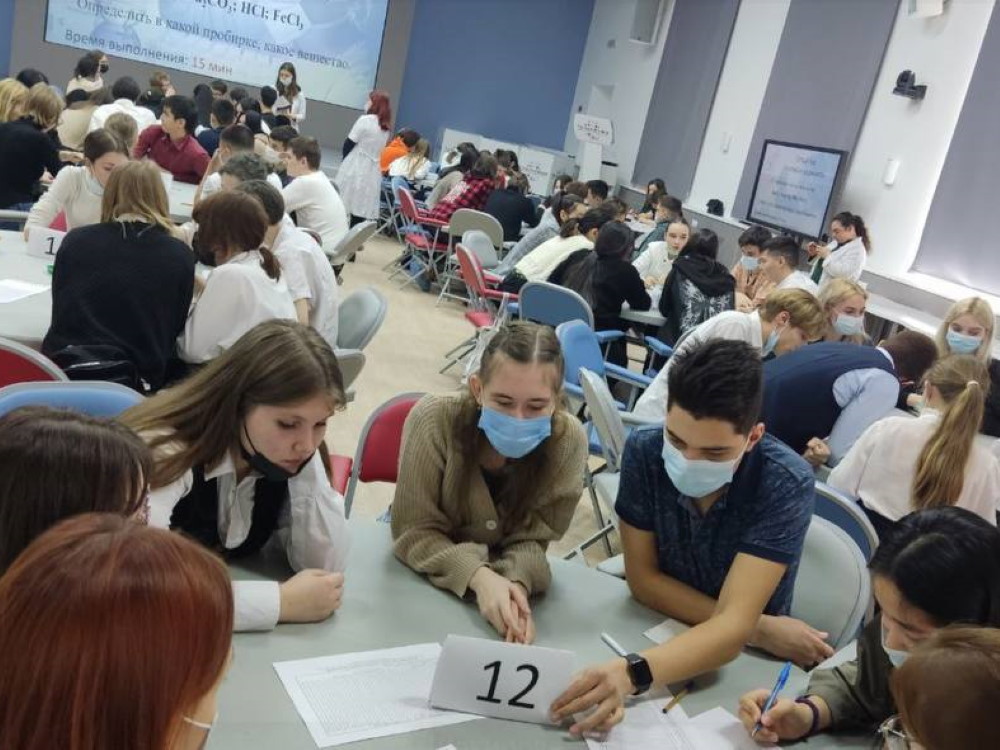 В Астраханском госуниверситете школьники состязались в знаниях по химии