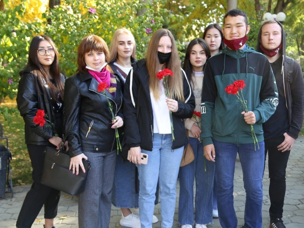 Обучающиеся колледжа АГУ возложили цветы к Вечному огню