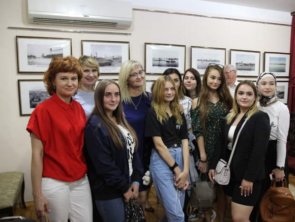 Сотрудники и студенты колледжа АГУ посетили выставку «Воспоминание о храме»