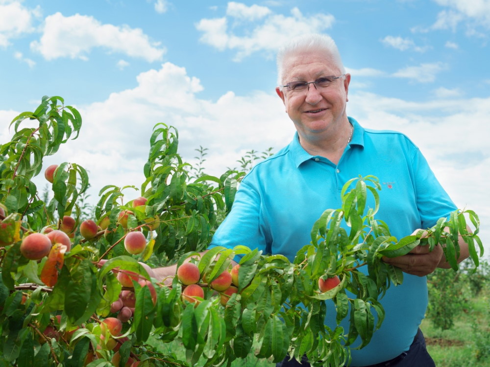 Ректор Астраханского госуниверситета оценил урожай из студенческого сада