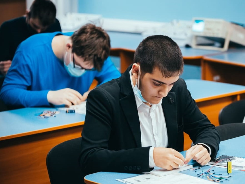 Школьники показали свои знания точных наук в Астраханском госуниверситете