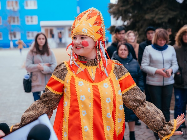 Астраханский госуниверситет празднует широкую Масленицу