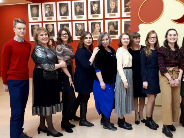 Год театра будущие журналисты АГУ открыли посещением ТЮЗа